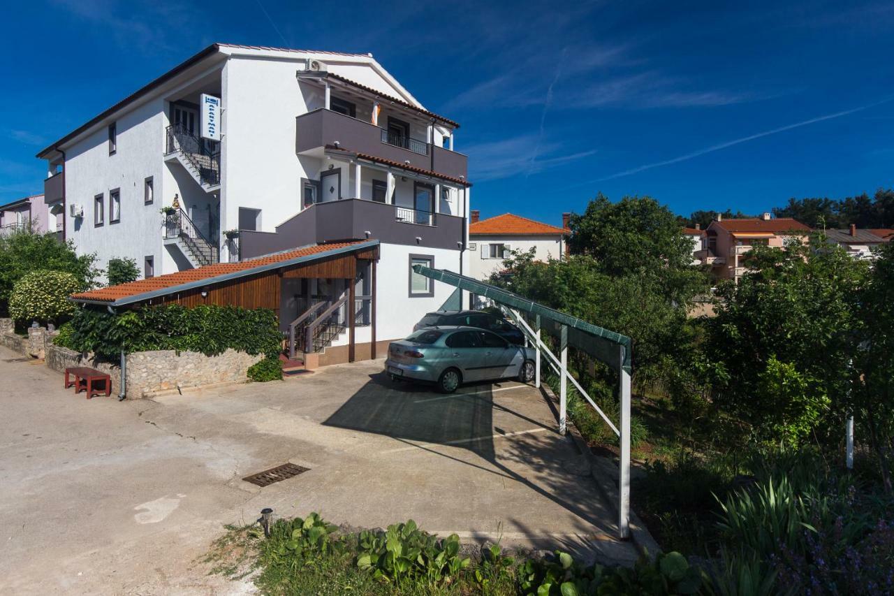 Apartments Hajl Krk Town Exteriör bild
